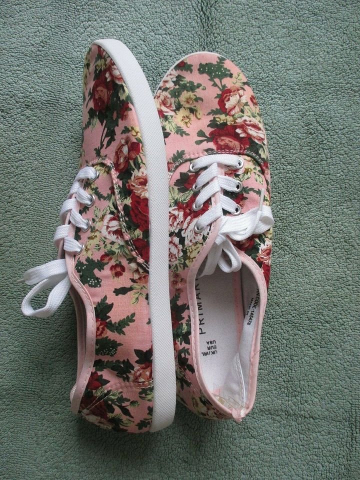 NEU ungetragen * Romantik * Rosen * Blüten * Flower- Power * Freizeit * Stoff * Chucks * Sneaker * Schnür- Schuhe 