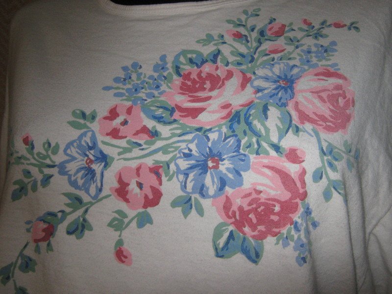 Original VINTAGE * Trachten * Folklore * Rosen * Blumen * Blüten * Romantik * DESIGNER * T-Shirt ''Francoise Saget'' Gr. 42- 46/ M- L * cremé-beige * alt-rosé- * blau * grün *
