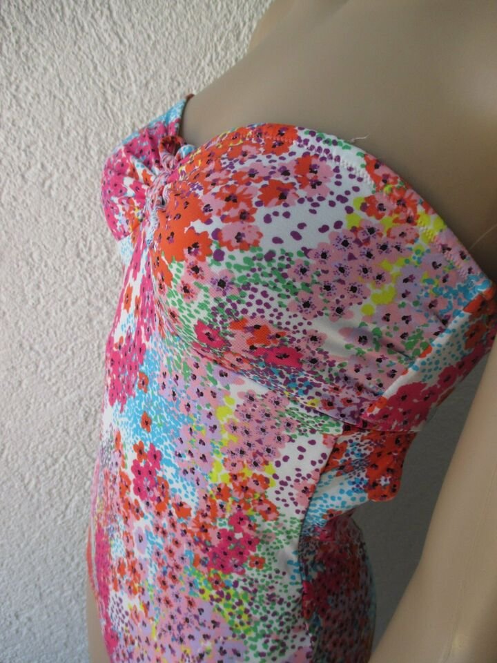 NEU * Sexy * ausgefallen * Mille * Petit Fleurs * Blumen * Blüten * Flower- Power * Neckholder * Badeanzug * Body * Einteiler 