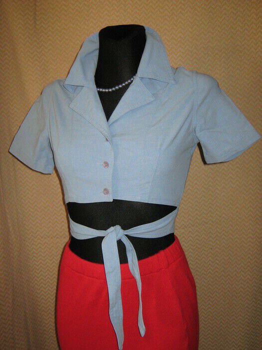 NEU mit ETIKETT * Extravagant * Pin- up Style * Kurz * Bindeband * Guckloch * Cut out * Bluse 