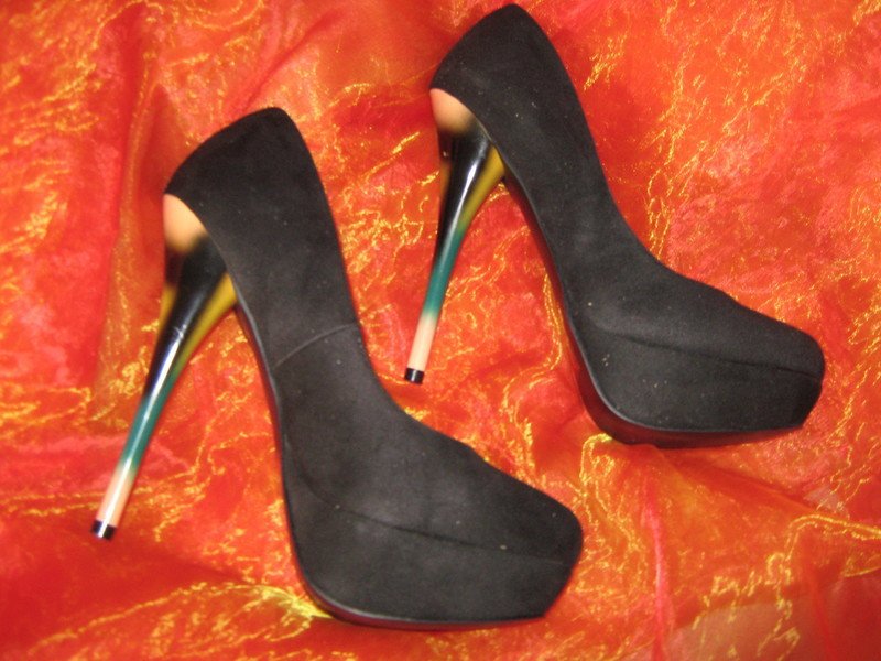 NEU und ungetragen * Ausgefallen * Plateau * High Heels * Pumps * Schuhe 