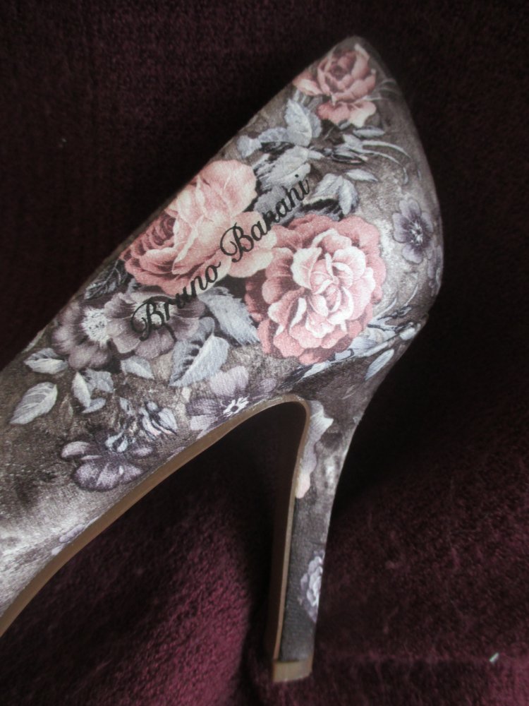 NEU mit Etikett * Ausgefallen * stylisch * Romantik * Rosen * Blüten * Stoff * High Heels * Pumps * Schuhe 