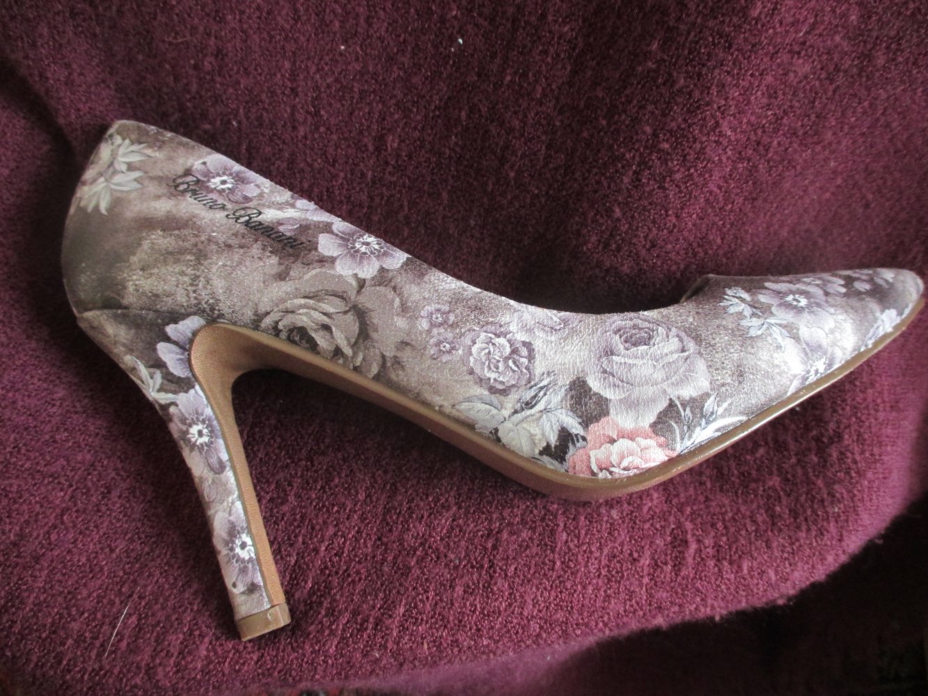 NEU mit Etikett * Ausgefallen * stylisch * Romantik * Rosen * Blüten * Stoff * High Heels * Pumps * Schuhe 