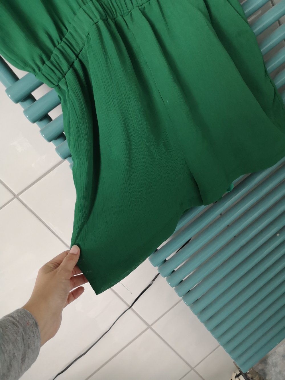 Grasgrüner Playsuit/ kurzer Jumpsuit mit weißer Blumen Bordüre