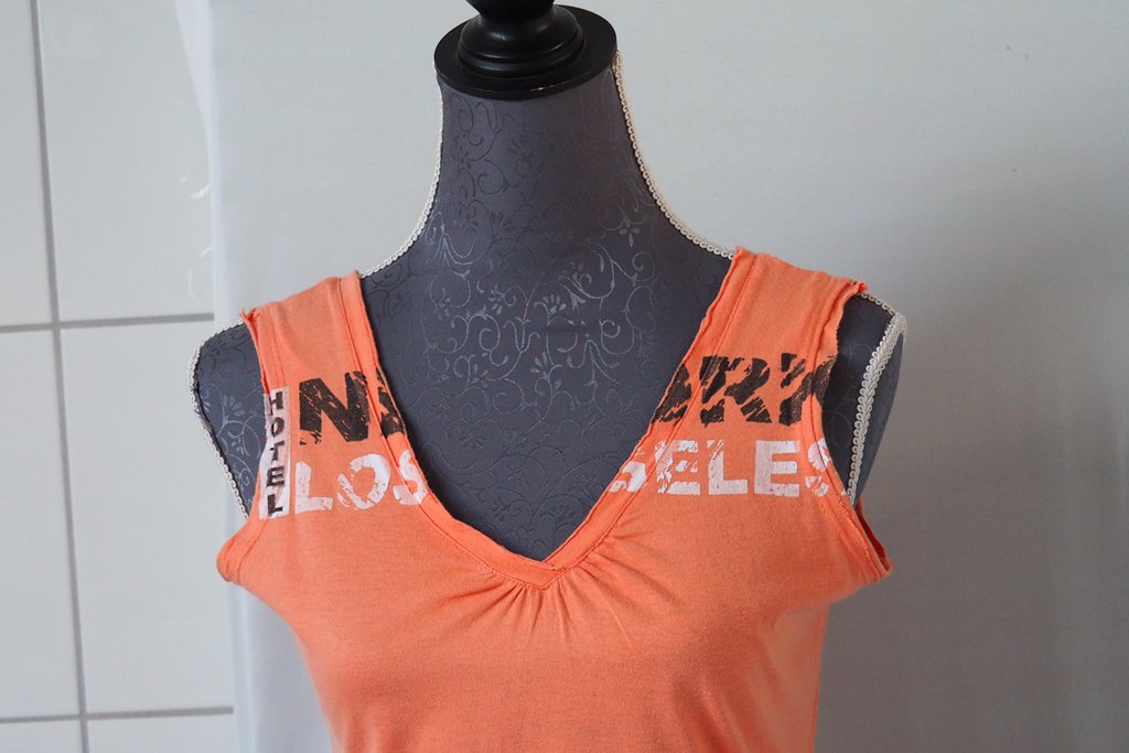Orangenes Tanktop mit Schrift und V-Ausschnitt