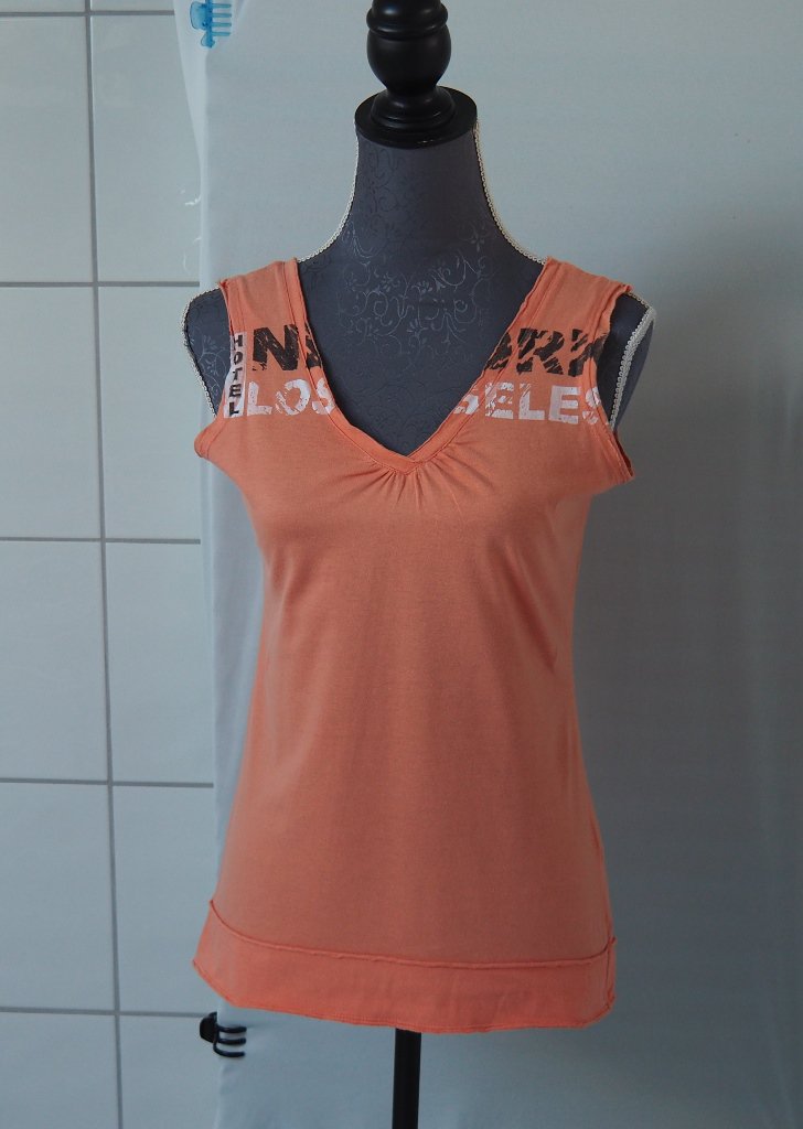 Orangenes Tanktop mit Schrift und V-Ausschnitt