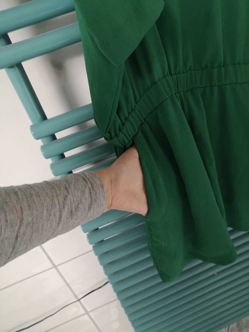 Grasgrüner Playsuit/ kurzer Jumpsuit mit weißer Blumen Bordüre