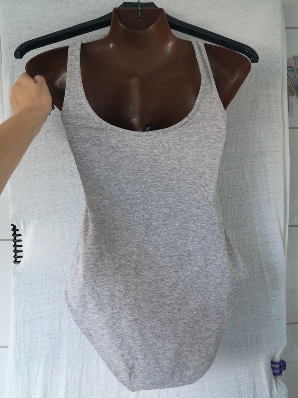 Grauer Body von H&M mit Ciut Outs Gr. S
