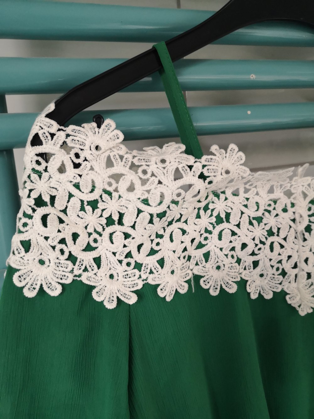 Grasgrüner Playsuit/ kurzer Jumpsuit mit weißer Blumen Bordüre