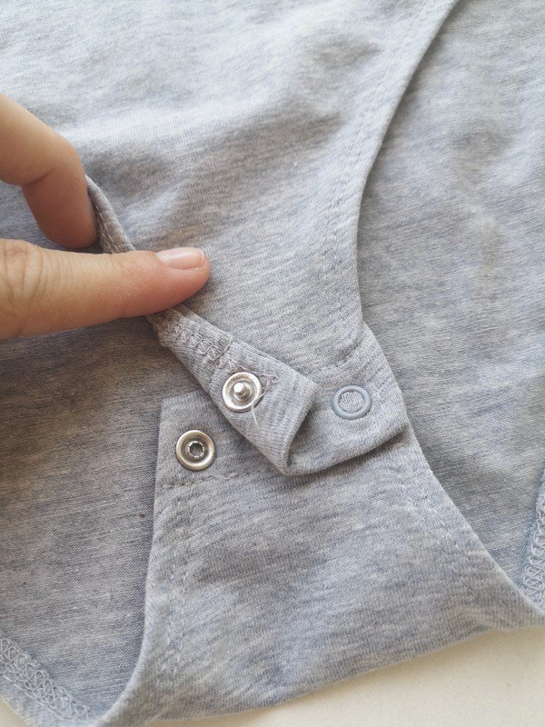 Grauer Body von H&M mit Ciut Outs Gr. S