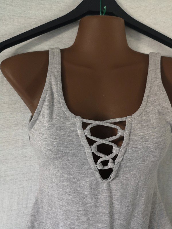 Grauer Body von H&M mit Ciut Outs Gr. S