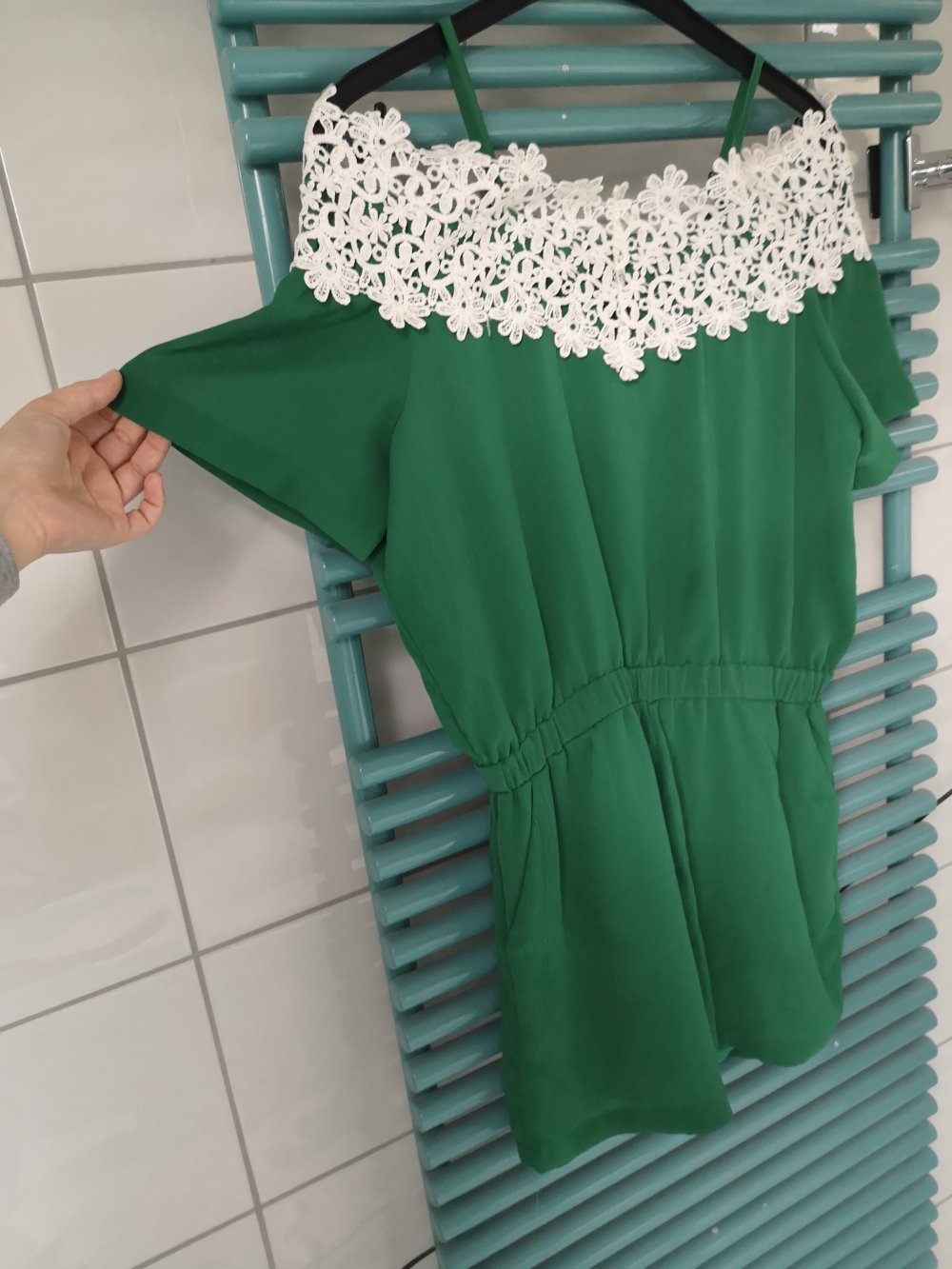 Grasgrüner Playsuit/ kurzer Jumpsuit mit weißer Blumen Bordüre