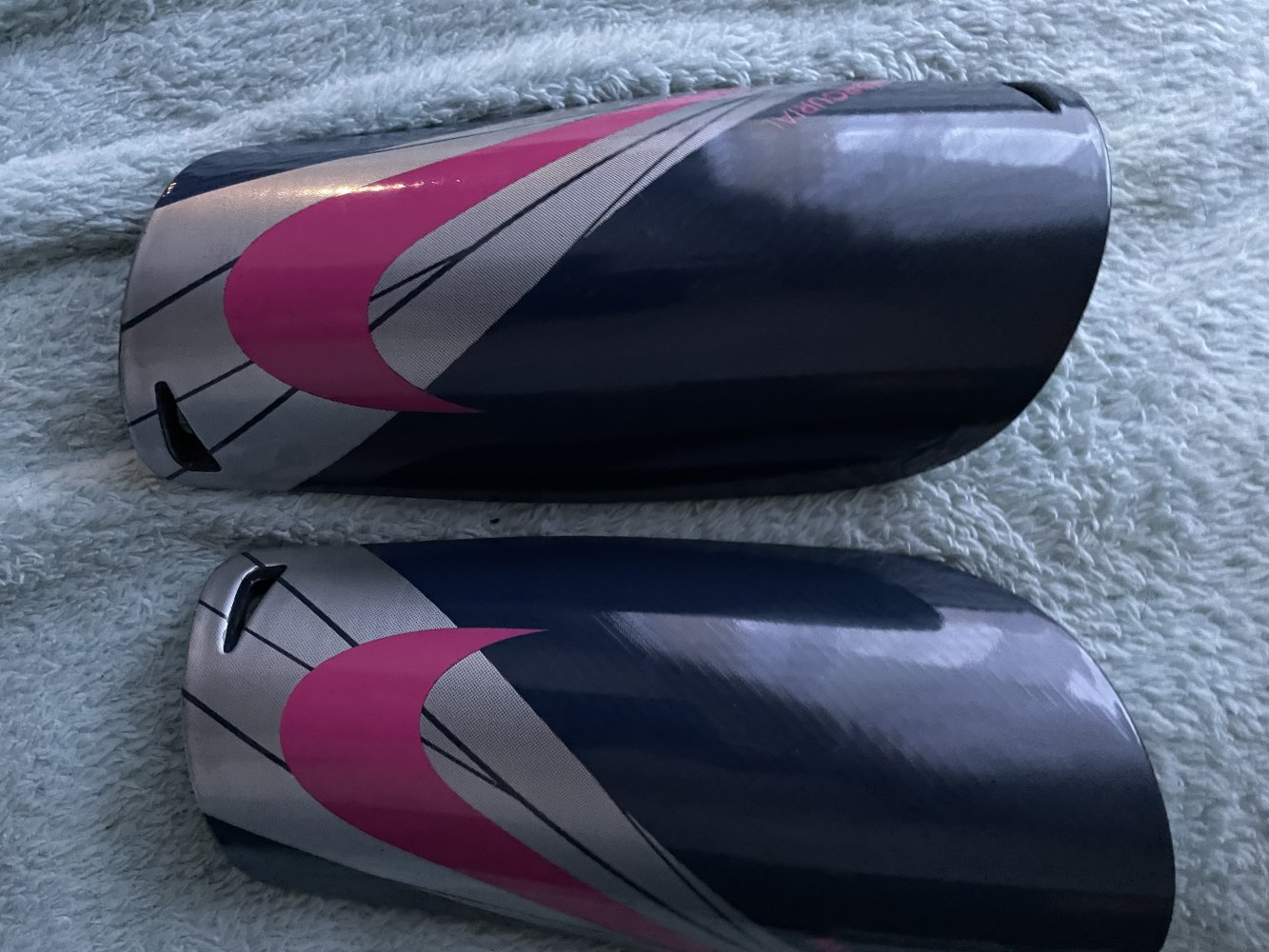 Neu Nike Mercurial lite Schienbeinschoner