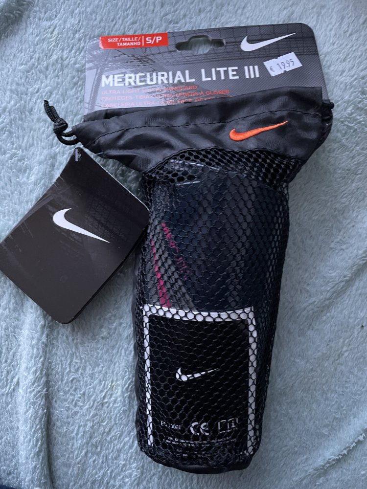 Neu Nike Mercurial lite Schienbeinschoner