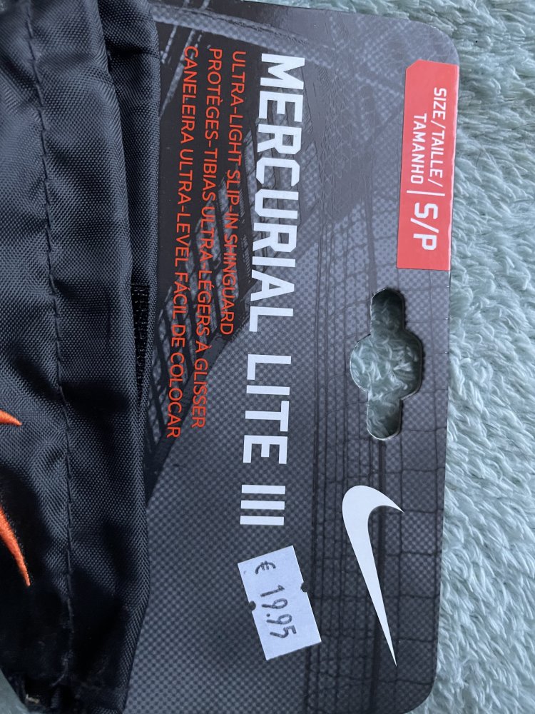 Neu Nike Mercurial lite Schienbeinschoner