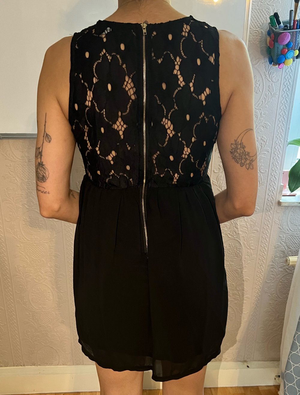 Schickes Abendkleid in schwarz mit Stickerei