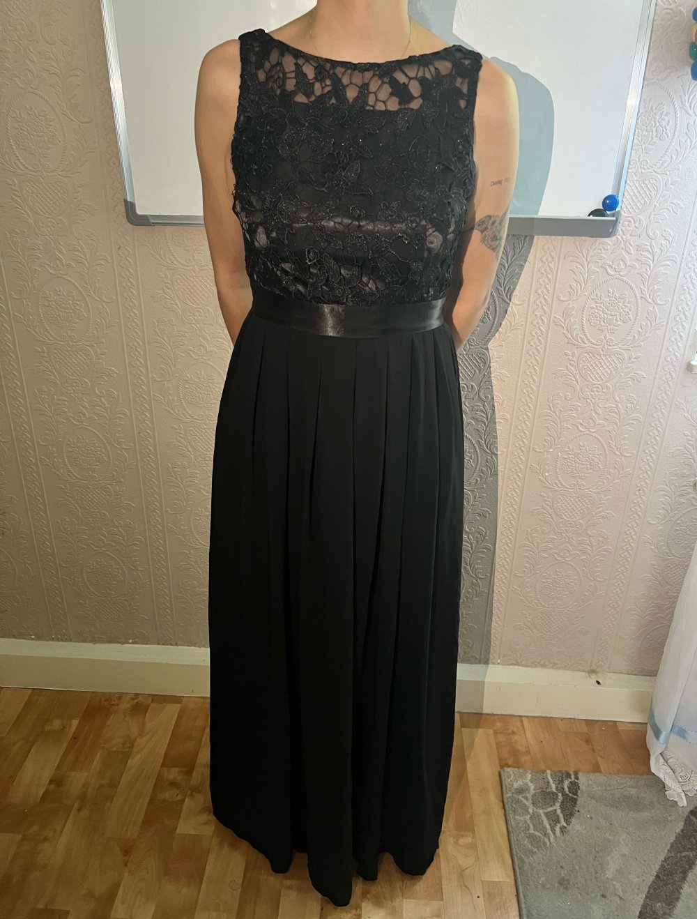 Abendkleid mit Stickerei in schwarz