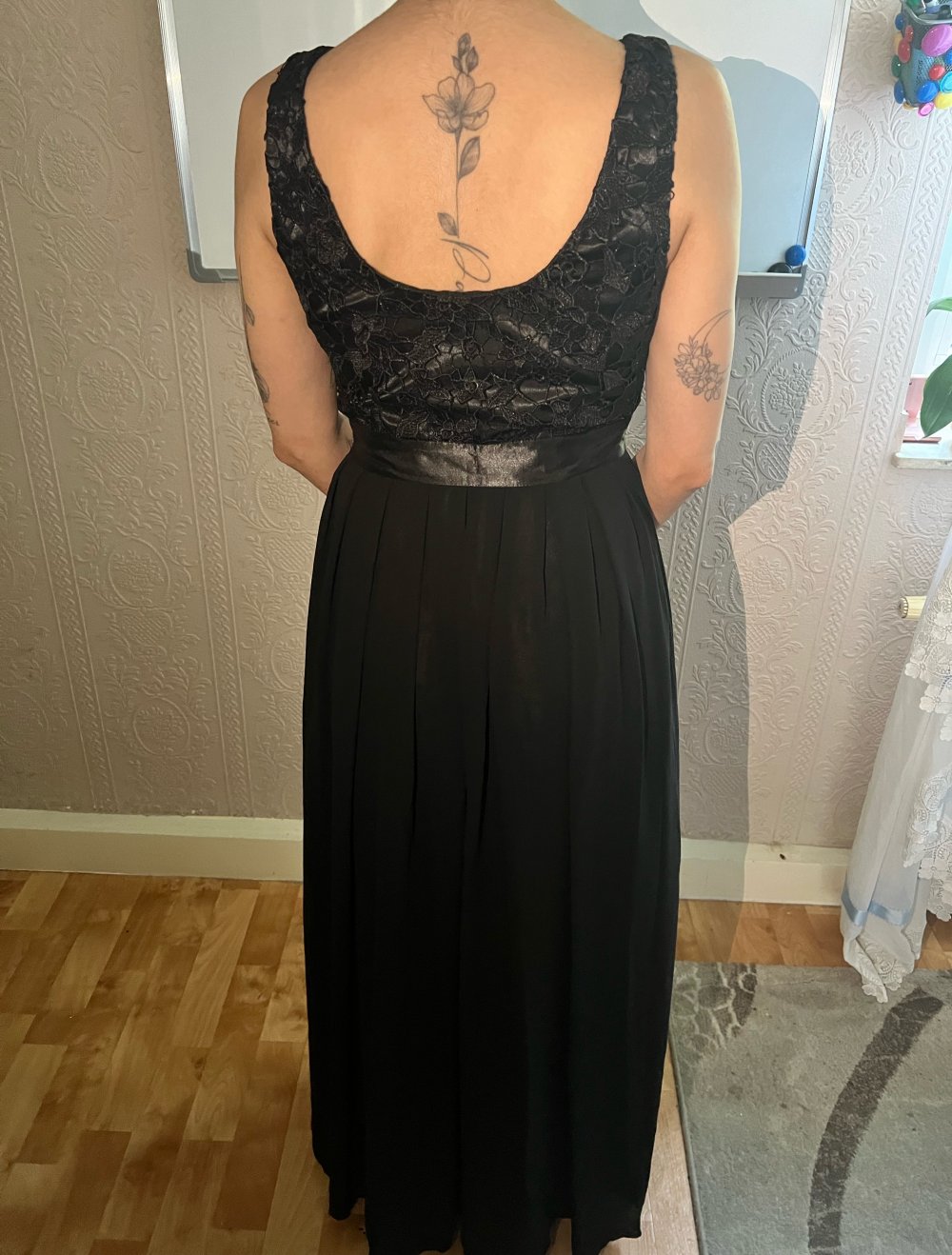 Abendkleid mit Stickerei in schwarz