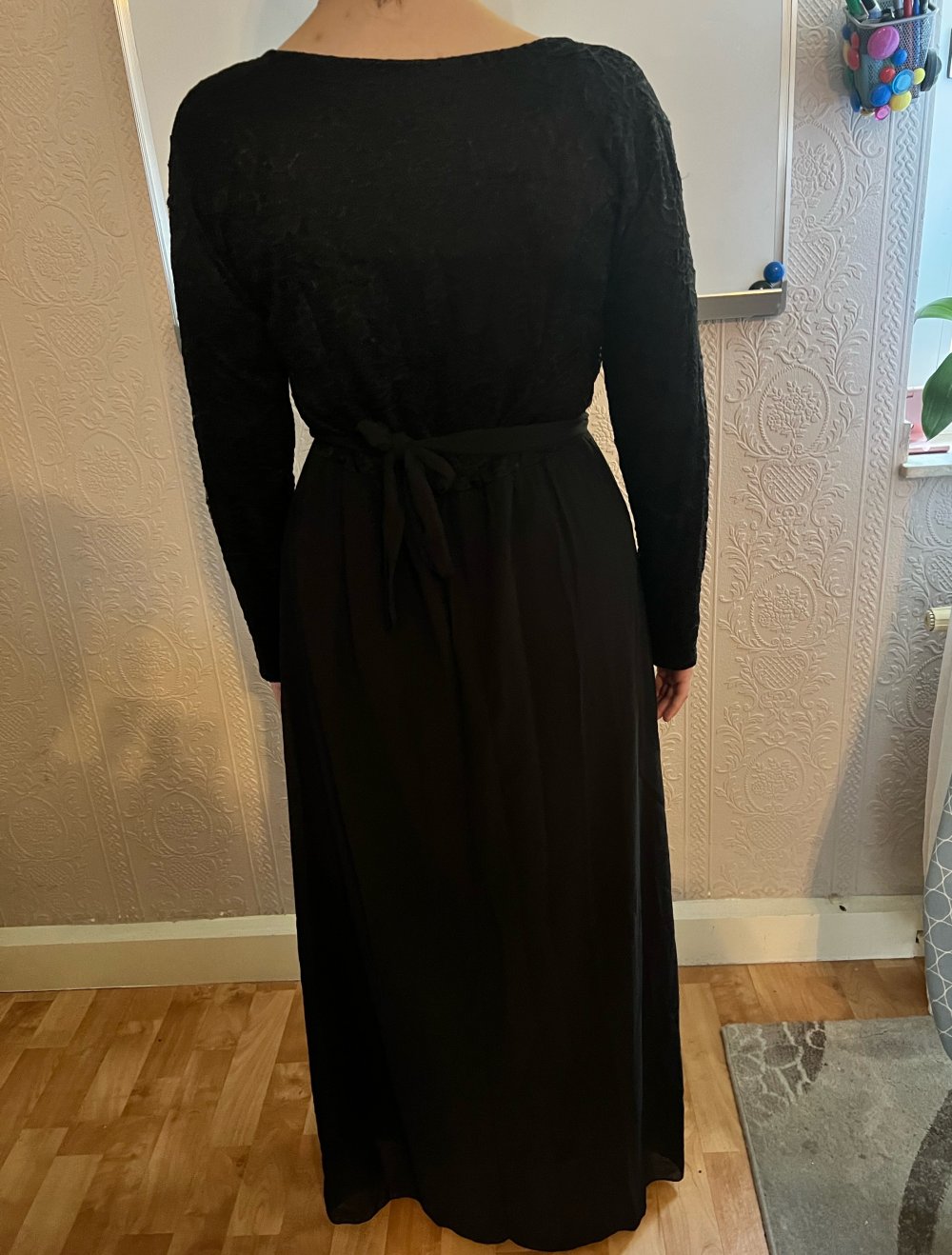 Schwarzes Kleid mit Stickerei