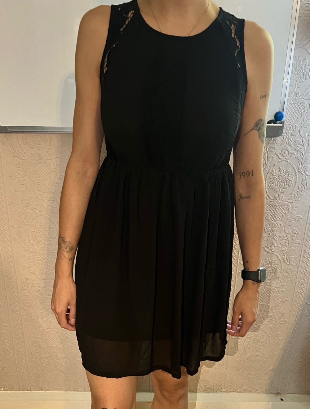 Schickes Abendkleid in schwarz mit Stickerei
