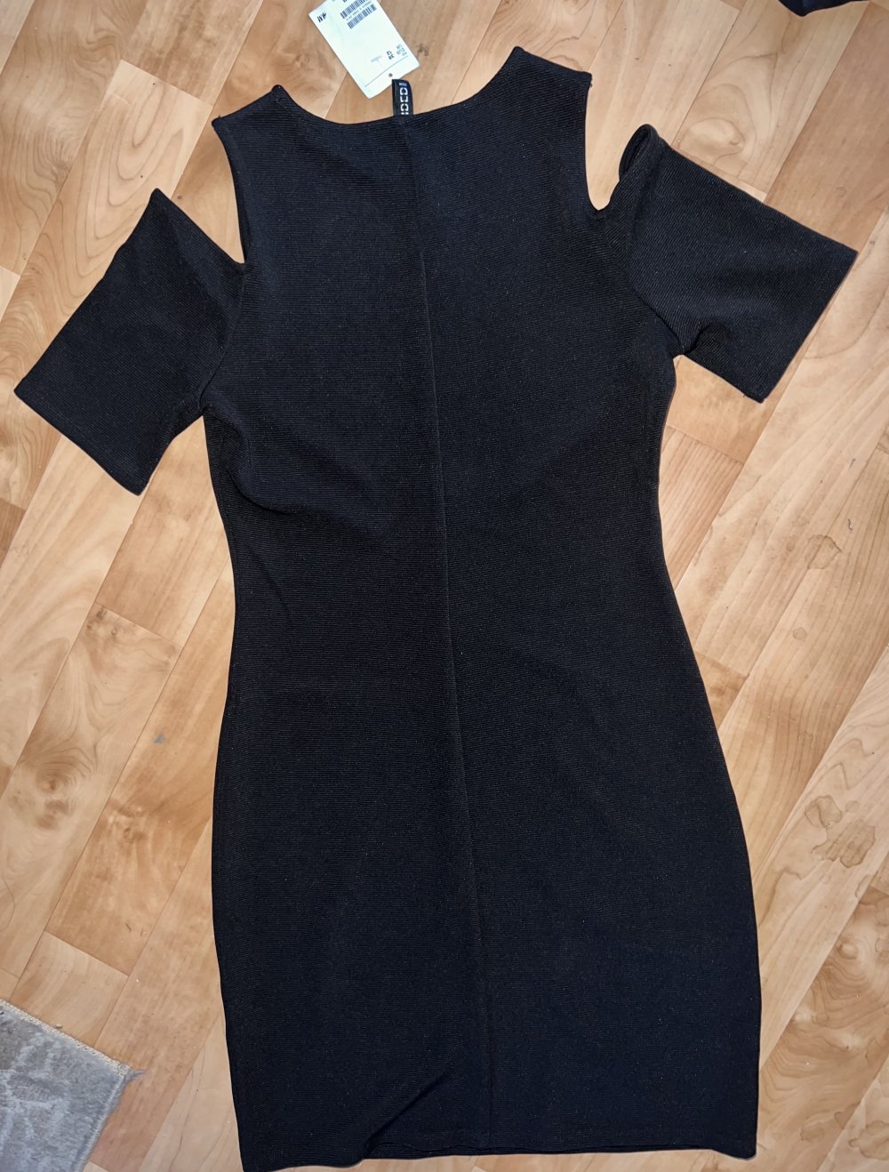Schwarzes Minikleid mit Schultern/Ärmeldetails
