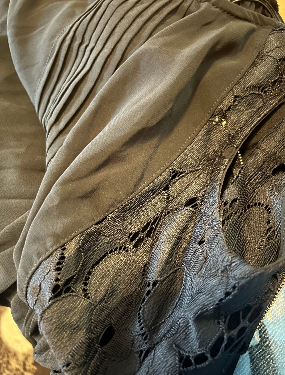 Schickes Abendkleid in schwarz mit Stickerei