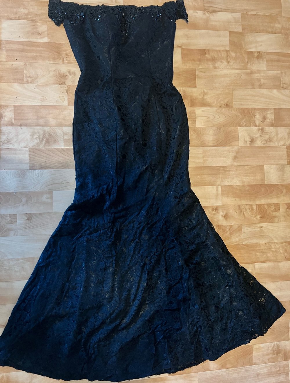 Abendkleid in schwarz schulterfrei