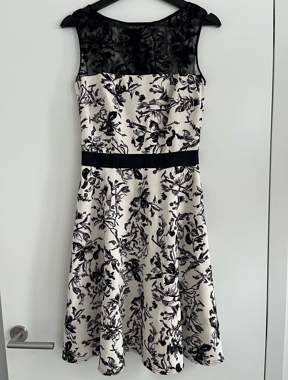 Kleid von Tadashi Shoji