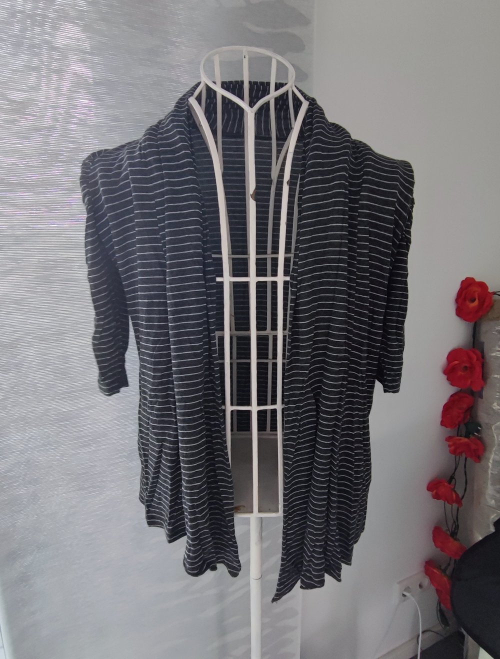 Leichte gestreifte Strickjacke 38