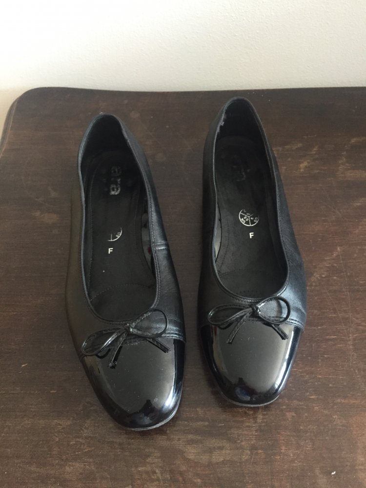 Schwarze Ara-Ballerinas