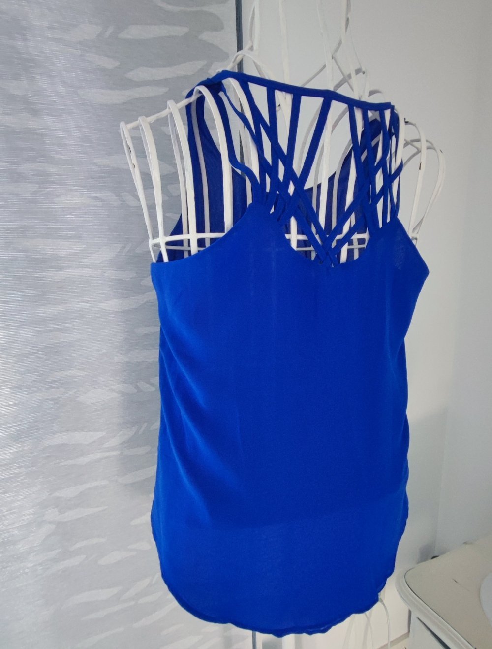 Blaues Sommertop mit besonderen Trägern M