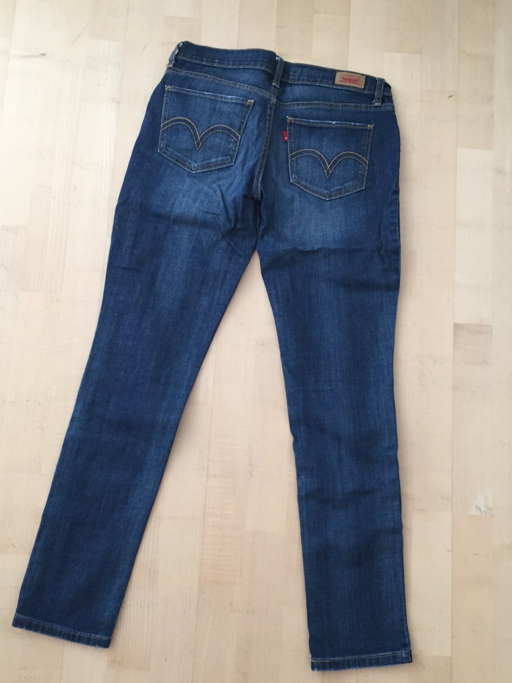 Dunkle Levi’s Jeans 