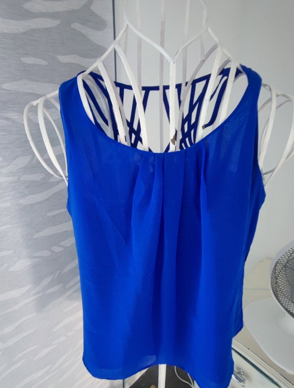 Blaues Sommertop mit besonderen Trägern M