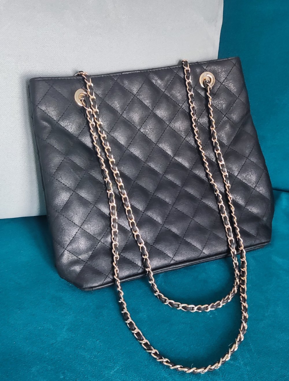 Schwarze Handtasche mit Steppoptik
