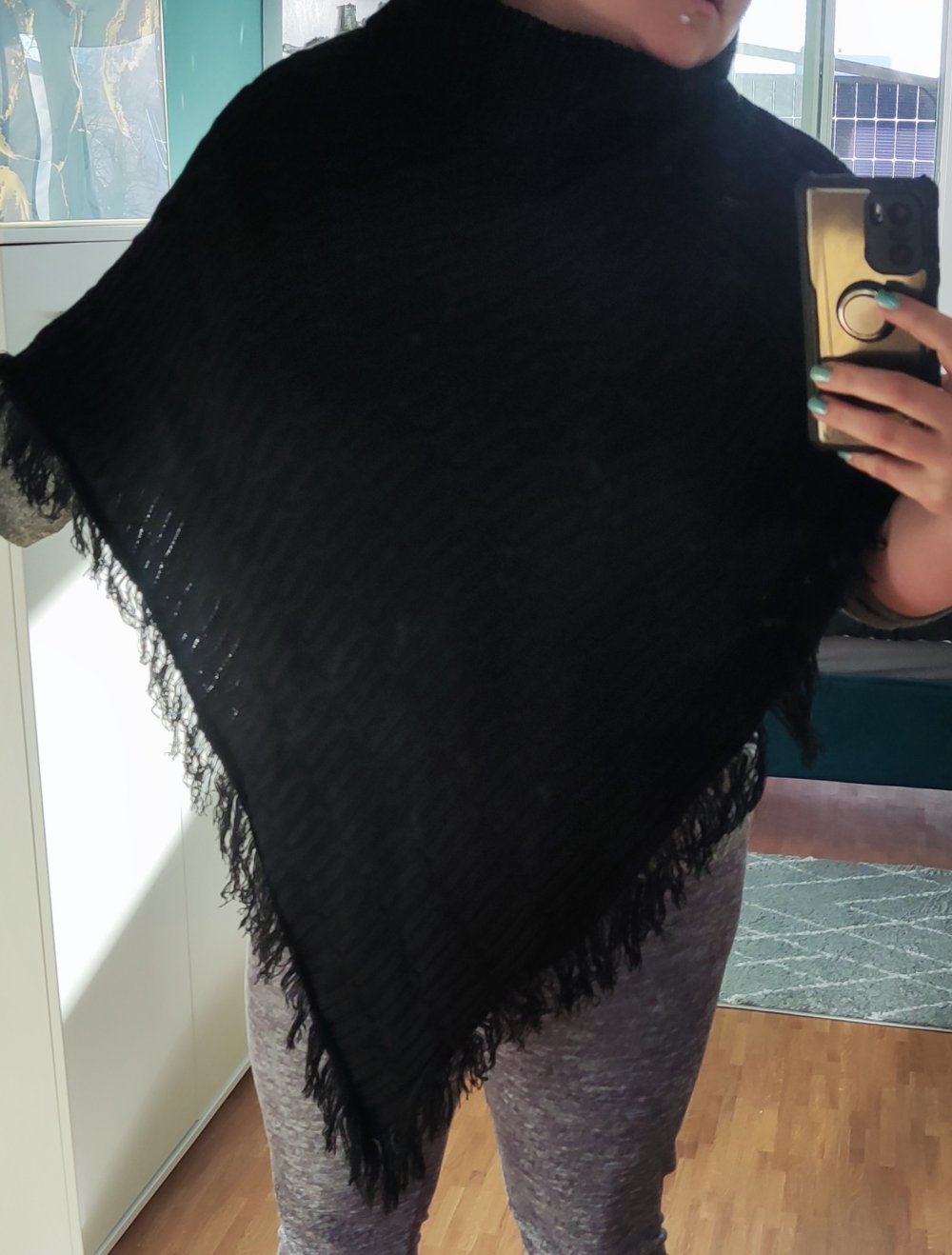 Schwarzer Poncho mit Fransen