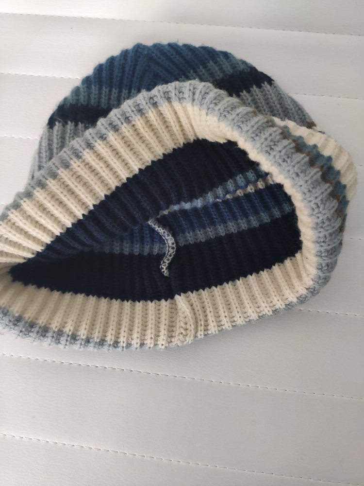 Strickmütze von Inscene in Blautönen 