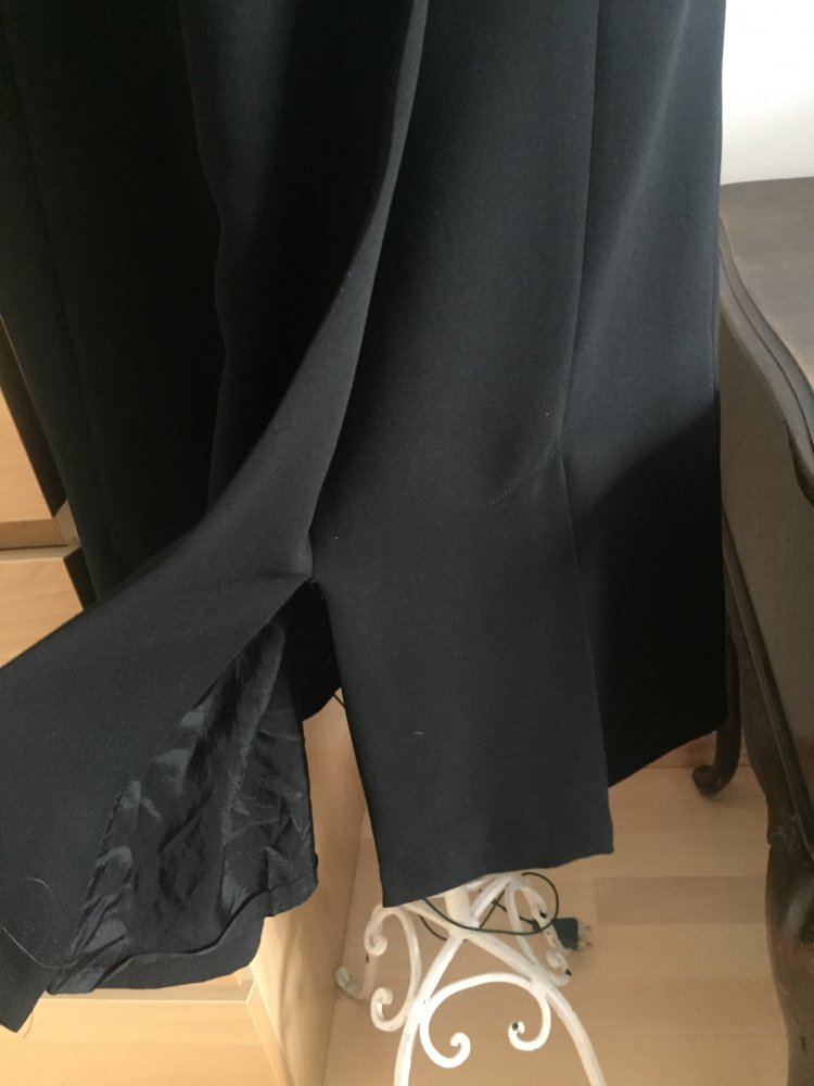 Klassisches schwarzes Kleid von Hallhuber