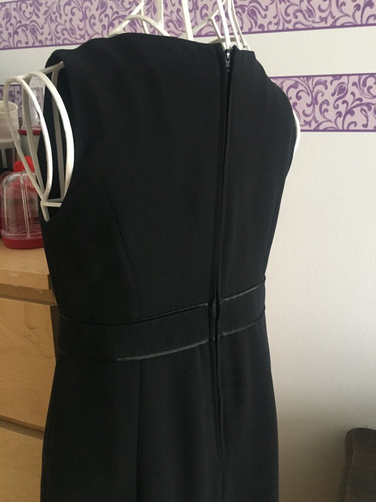 Klassisches schwarzes Kleid von Hallhuber