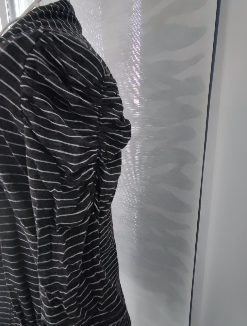 Leichte gestreifte Strickjacke 38