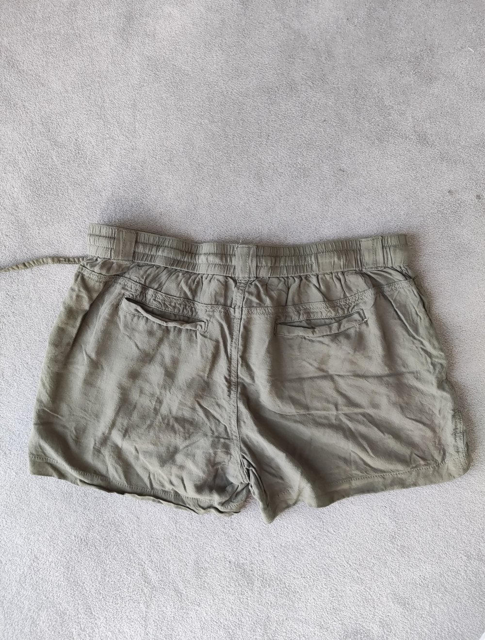 Olivgrüne Viskose-Shorts 42