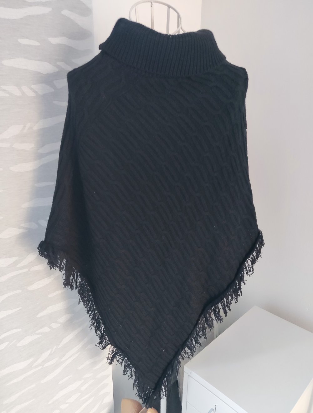 Schwarzer Poncho mit Fransen