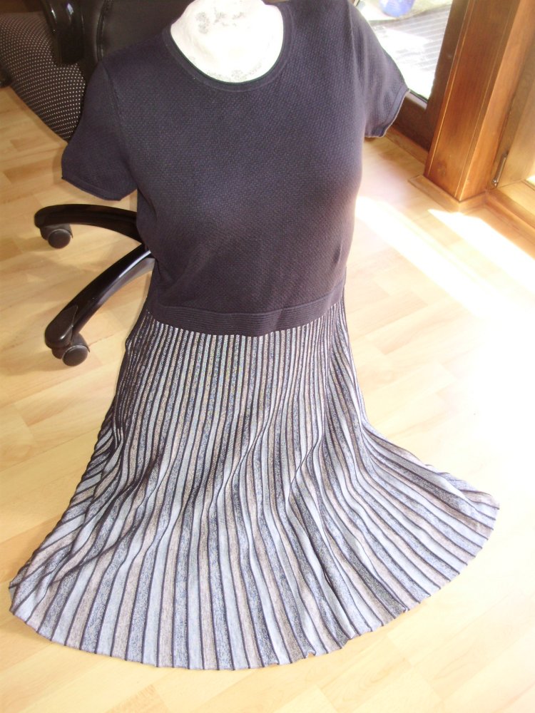 Hugo Boss Kleid Strick KA Plisseerock Gr 10 = L/ XL
