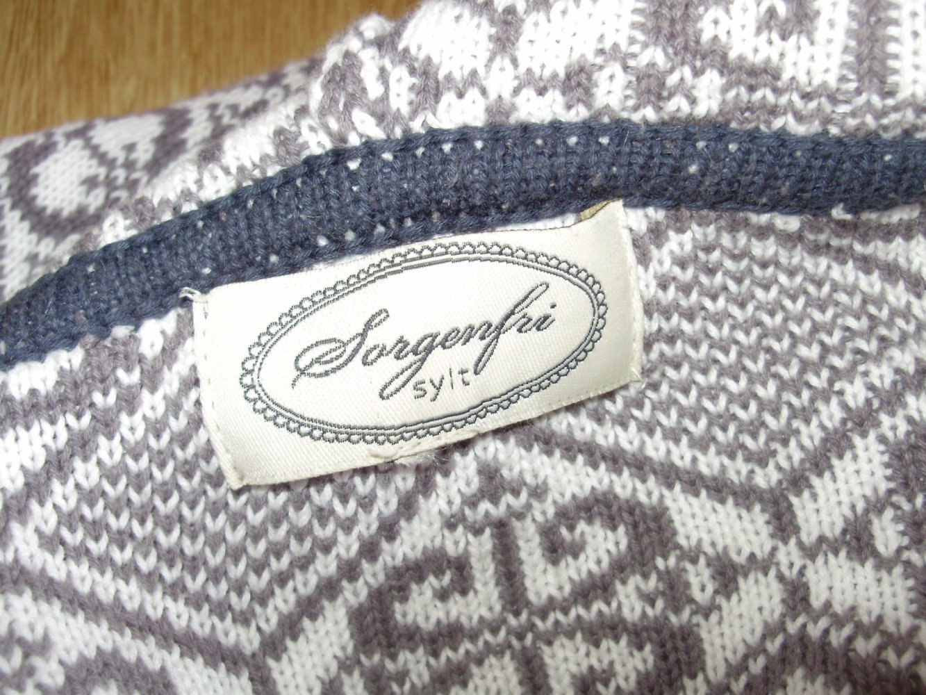 Sorgenfri Strickjacke Cardigan grau beige Muster RV Kapuze XS S