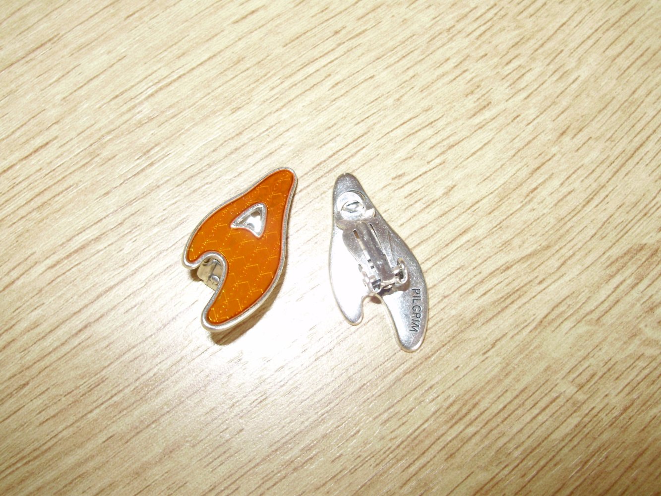 Pilgrim Ohrringe Clips neu silbern orange halbe Schleife