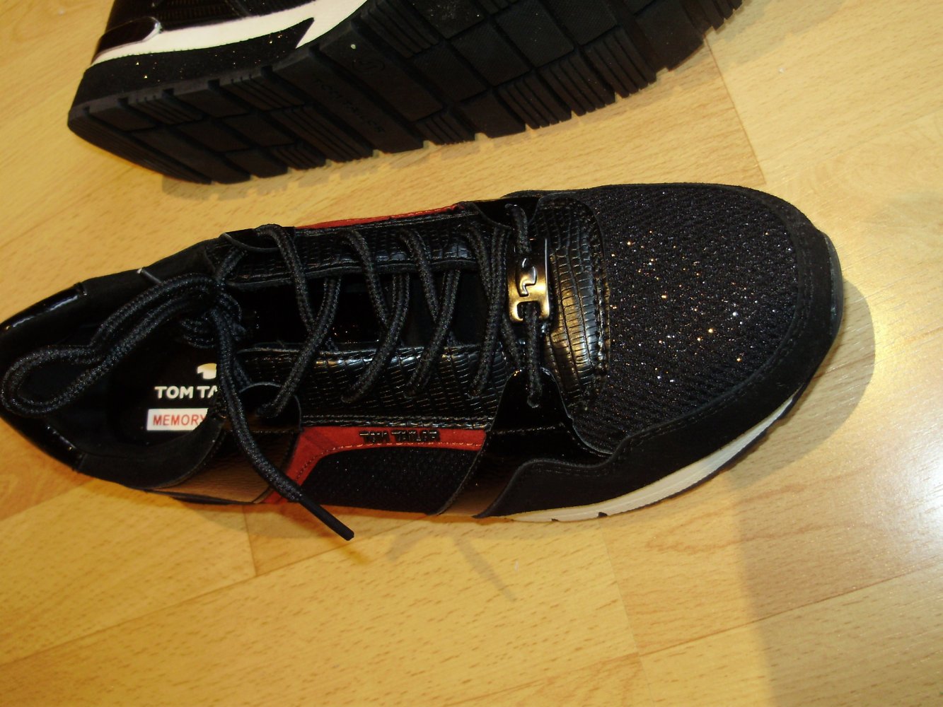 Tom Tailor Sneaker schwarz rot memory Effect Gr 41 NEU