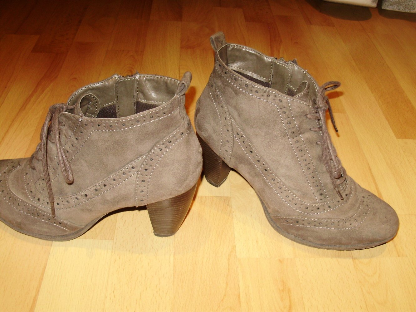 Stiefelette grau elegant kleines Plateau 40