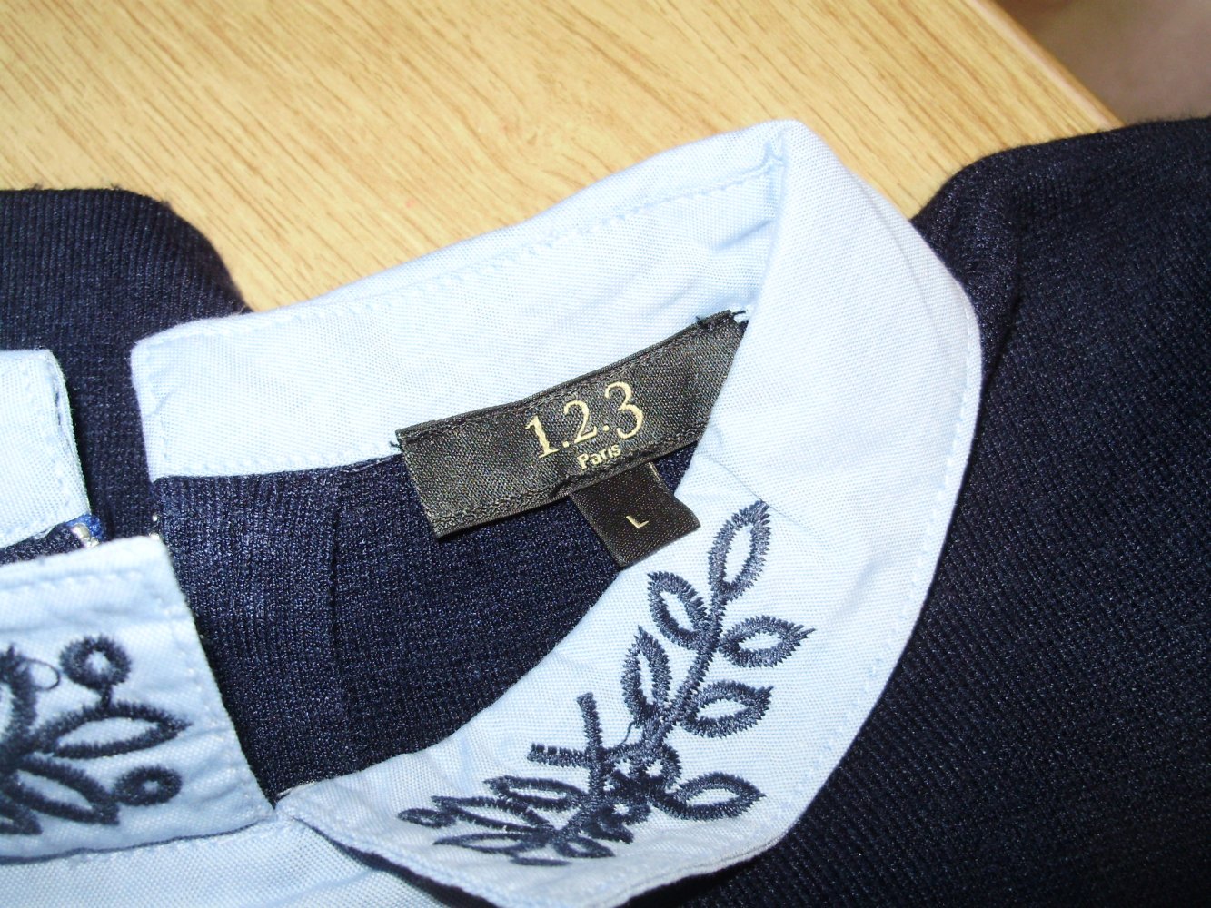 1.2.3. Paris Pullover d´blau Kragen bestickt L