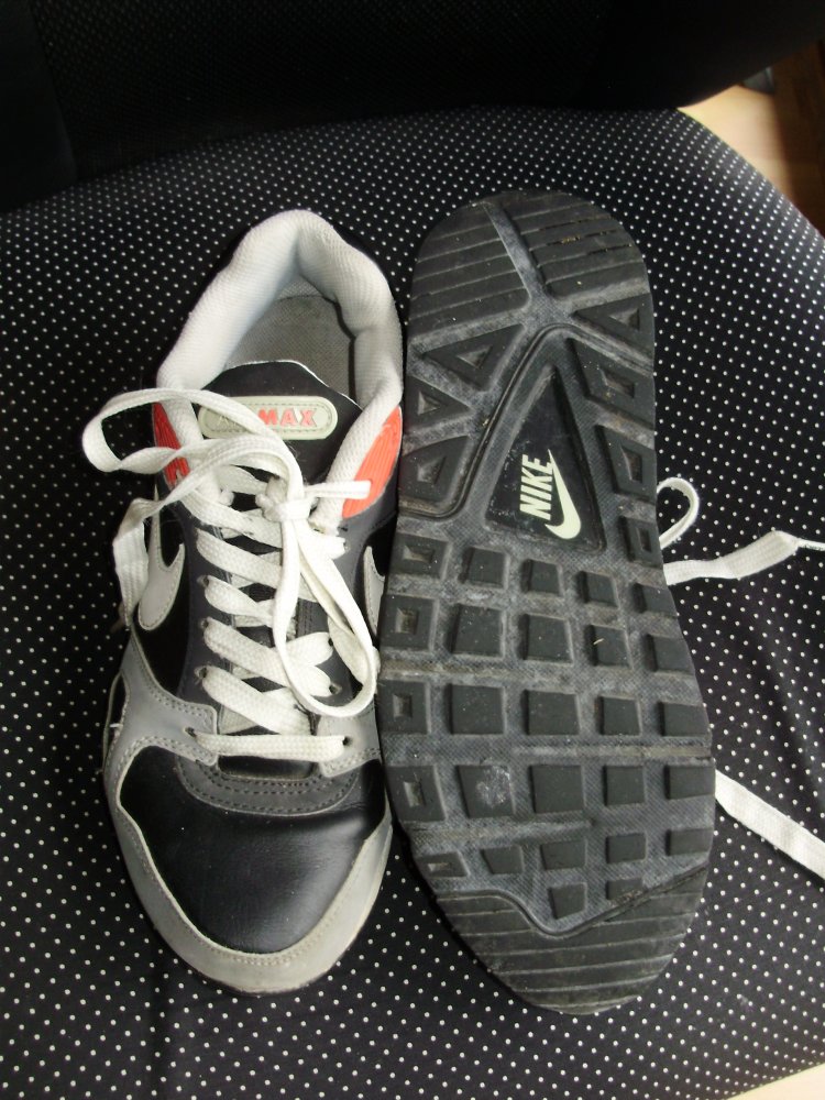 Nike Sneaker Sportschuhe schwarz grau weiß rot Gr 41