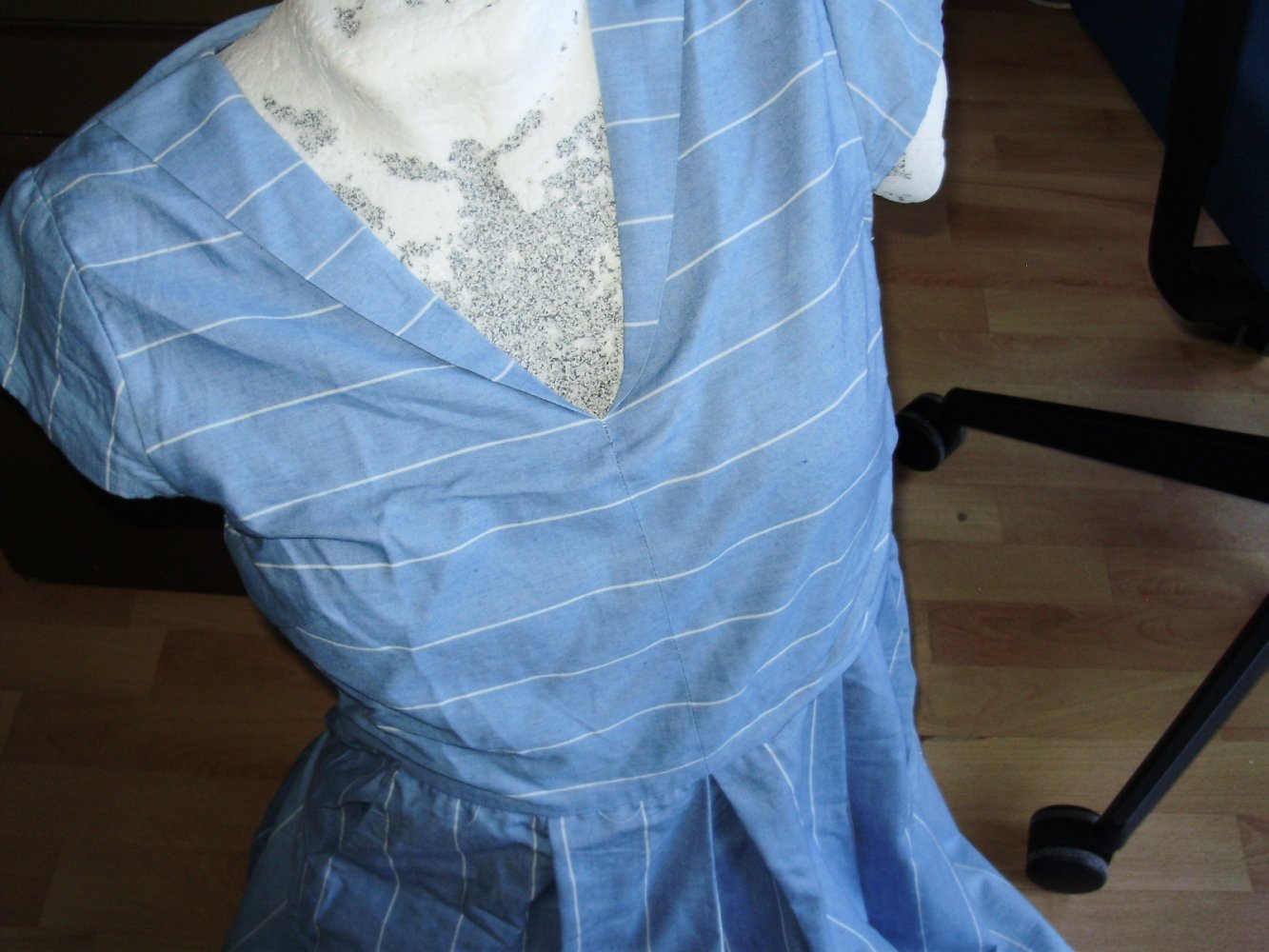 Louche London Kleid hellblau dezente Streifen gefüttert 12 = S/M