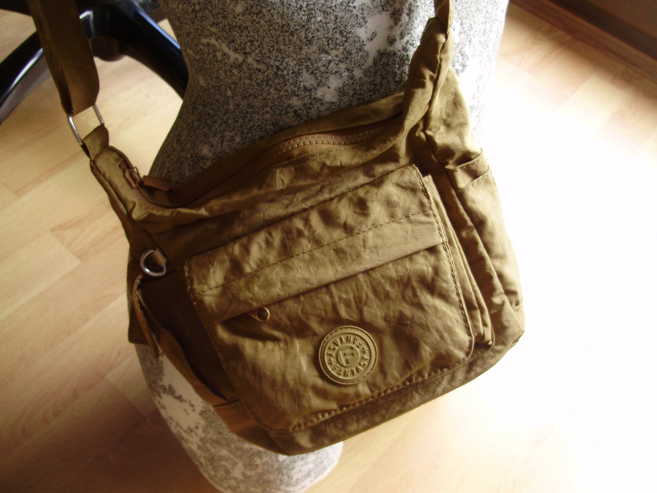 Tasche Umhängetasche viele Taschen braun